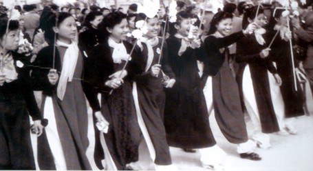 Đoàn thể phụ nữ Hà Nội diễu hành trong ngày 10-1-/1954