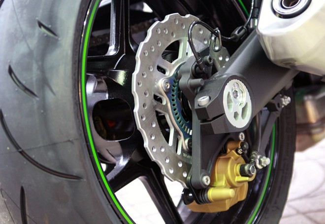 Các chi tiết khác như bình xăng mới có thiết kế cơ bắp hơn, dàn vỏ lớn Kawasaki Z1000 2014 có ngoại hình bắt mắt, hơn hẳn những mẫu xe trong cùng phân khúc như Honda CB1000R
Bài viết: http://news.zing.vn/Anh-Kawasaki-Z1000-2014-dau-tien-o-Sai-Gon-post381721.html#category
Nguồn Zing News