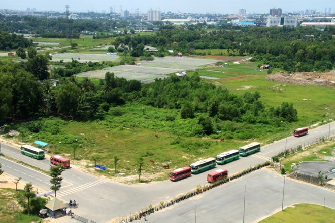 Các tuyến xe buýt ở ngay cổng KTX đưa sinh viên đến mọi địa điểm trong thành phố, đặc biệt trong năm học mới KTX bố trí xe chuyên dụng để đưa đón sinh viên từ khu A qua khu B từ 21-23h (15-30 phút/chuyến) và ngược lại