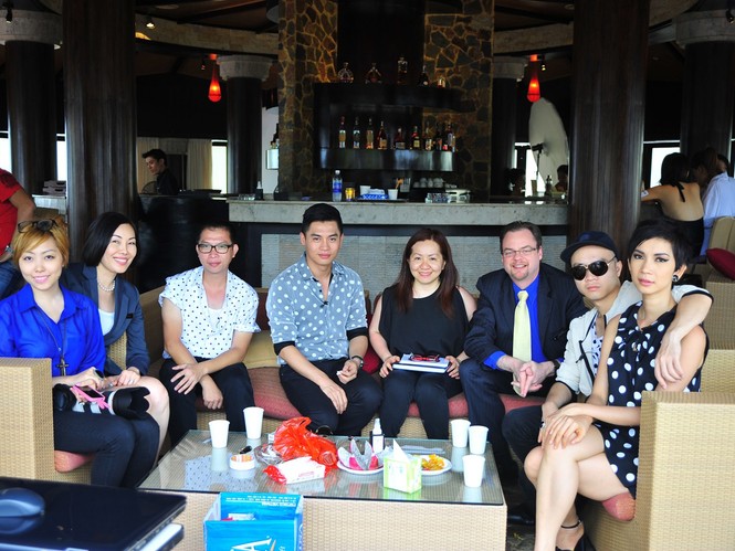 Bộ tứ giám khảo diện trang phục chấm bi