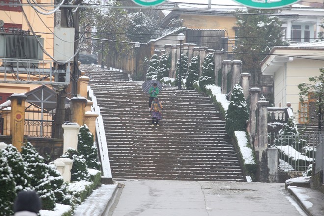 Bậc thang của một cơ quan được phủ tuyết trắng.
Bài viết: http://news.zing.vn/Khach-du-lich-do-xo-len-Sa-Pa-trong-tuyet-trang-post377656.html#home_featured.noibat
Nguồn Zing News