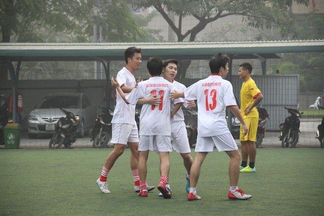 Phút vui mừng của đồng đội sau khi ghi bàn thắng