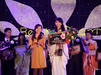 Xinh đẹp, tài năng, Hồng Vi đã chiếm trọn được tình cảm của khán giả và ban giám khảo. Bên cạnh danh hiệu hoa khôi, Hồng Vi còn nhận được giải Miss Artdeco.