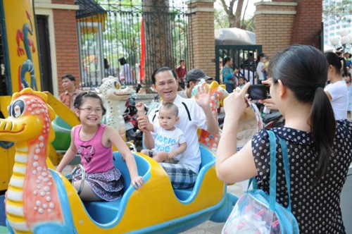 Tranh thủ kỳ nghỉ dài ngày, nhiều cặp bố mẹ cùng đưa con cái đi chơi
