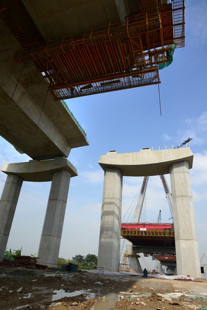 Dự án xây dựng cầu và đường hai đầu cầu Nhật Tân do Bộ GTVT làm chủ đầu tư, Ban quản lý dự án 85 là đại diện chủ đầu tư. Dự án GPMB vài tái định cư do UBND TP. Hà Nội làm chủ đầu tư, Ban QLDA hạ tầng Tả Ngạn làm đại diện chủ đầu tư