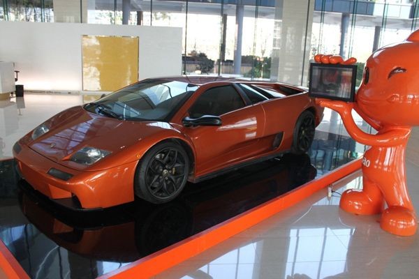Có cả một mô hình xe Lamborghini trong tòa nhà, thứ mà bạn có thể mua qua Taobao