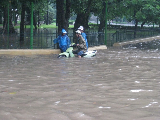 Nước ngập sâu trên đường Điện Biên Phủ