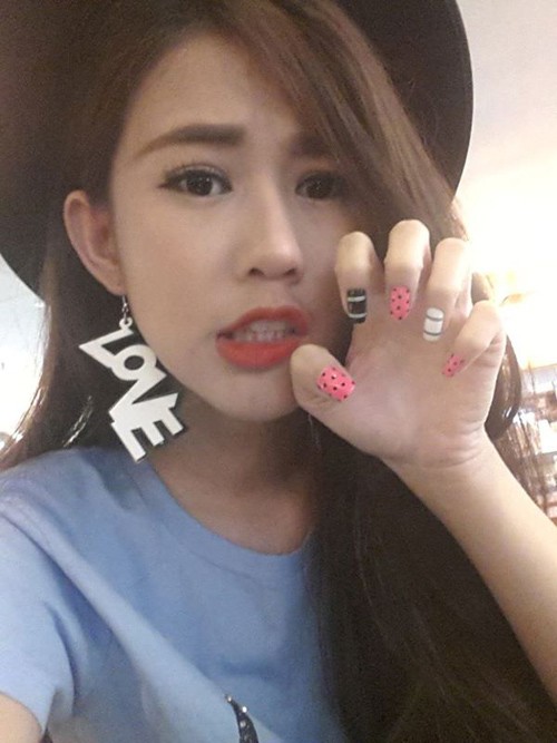 Sở hữu gương mặt với những đường nét kiểu búp bê, hot girl Ngọc Thảo không chọn cho mình phong cách kiểu ngọt ngào, đáng yêu mà lại theo đuổi style cá tính, nghịch ngợm kiểu Hàn Quốc