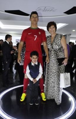 Ba thế hệ nhà C.Ronaldo vui mừng trong lễ cắt băng