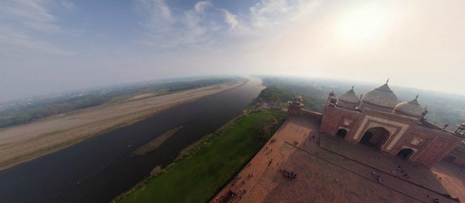 Bên ngoài Taj Mahal là dòng sông Tamuna. Một hàng rào dây thép gai được dựng lên để tránh sự xâm nhập của người ngoài vào ngôi đền từ phía sông