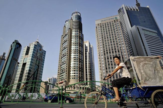 2. Trung Quốc
Giá nhà tăng trong năm: 21,6%
Việc này cho thấy các chính sách hạ nhiệt thị trường bất động sản của Chính phủ Trung Quốc đã thất bại. Do các kênh đầu tư ở đây còn hạn chế, bất động sản luôn là sự lựa chọn phổ biến của người dân. Nhu cầu tại đây hiện rất mạnh khi hàng trăm triệu người dân Trung Quốc được dự đoán sẽ rời nông thôn lên thành phố trong thập kỷ tới.