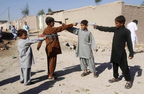 Trẻ em Afghanistan chơi đùa với súng giả trong ngày đầu tiên của lễ hội Eid al-Adha diễn ra vào tháng 10/2013