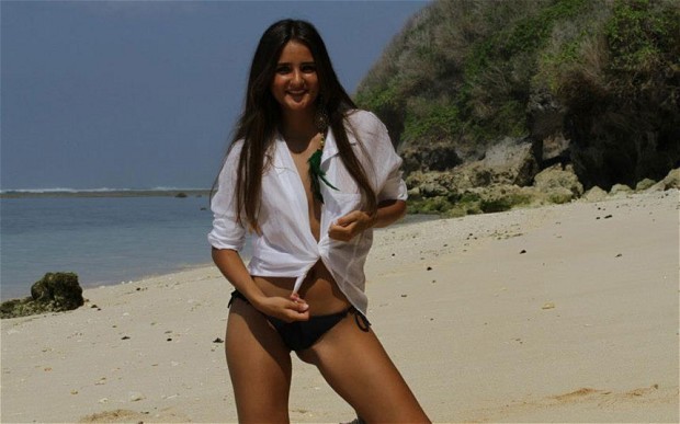 Catarina Migliorini, 20 tuổi, sinh viên Đại học đến từ Santa Catarina, miền Nam Brazil đã gây sốc khi bán đấu giá trinh tiết của mình để cứu giúp người nghèo