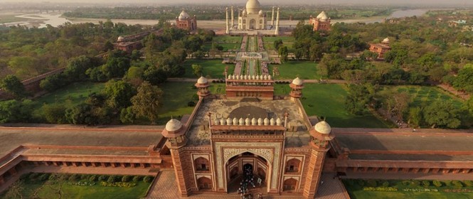 Khuôn viên với chu vi lên tới 500m bao bọc quanh Taj Mahal dường như kéo nơi đây khỏi thế giới trần tục bên ngoài
