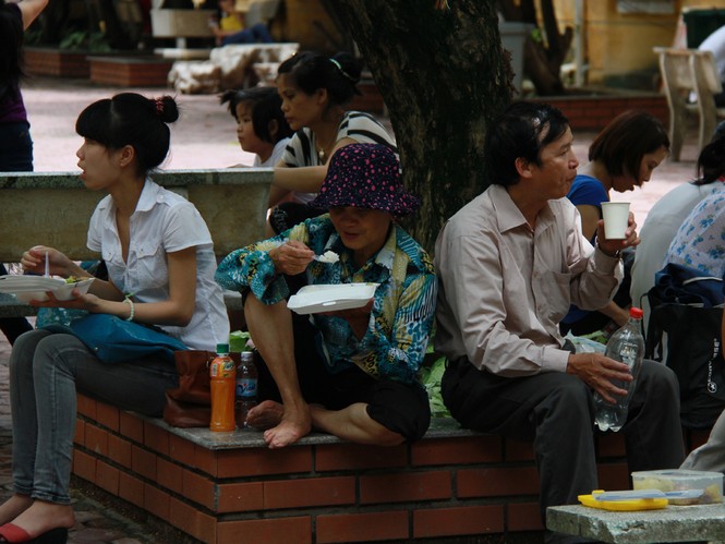Những bữa cơm chay miễn phí làm ấm lòng phụ huynh, thí sinh đi thi. Ảnh: Trường Phong
