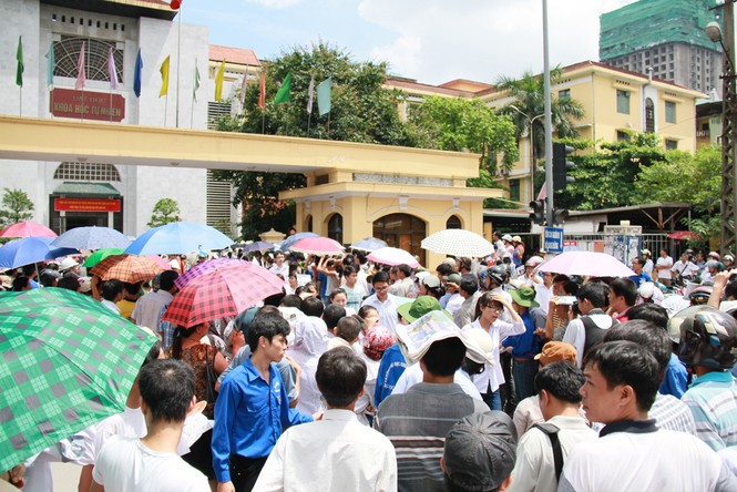 Tan thi, sinh viên tình nguyện lạc vào biển người phụ huynh, sĩ tử. Ảnh: Trường Phong