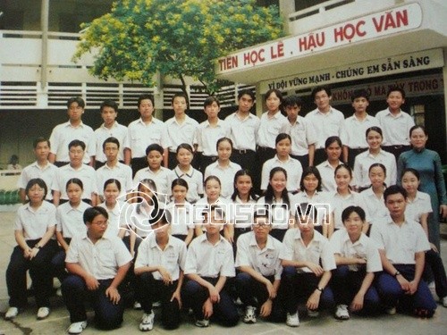 Hà Tăng (đứng cạnh cô giáo) đã sớm chứng tỏ vẻ đẹp