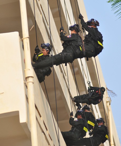 Ngay khi hiệu lệnh tấn công được phát ra, các nữ cảnh sát đặc nhiệm nhanh chóng hiệp đồng, bất ngờ đu dây xông vào mục tiêu