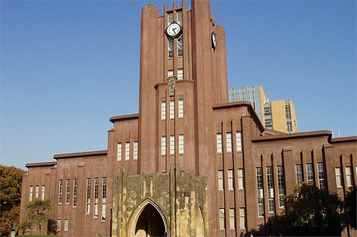 ĐH Tokyo là ĐH quốc gia đầu tiên ở Nhật Bản, được thành lập vào năm 1877 dưới thời Minh Trị với chính sách mở cửa nền giáo dục Nhật
