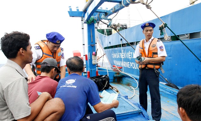 Ngoài việc tuần tra kiểm soát bảo vệ chủ quyền, các chiến sĩ CSB còn tuyên truyền chủ quyền, cung cấp Luật biển đảo đến ngư dân đánh bắt trên biển
