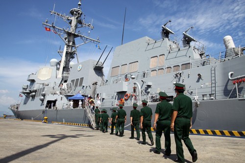 Tàu khu trục USS tiếp tục đón các đoàn khách tham quan
