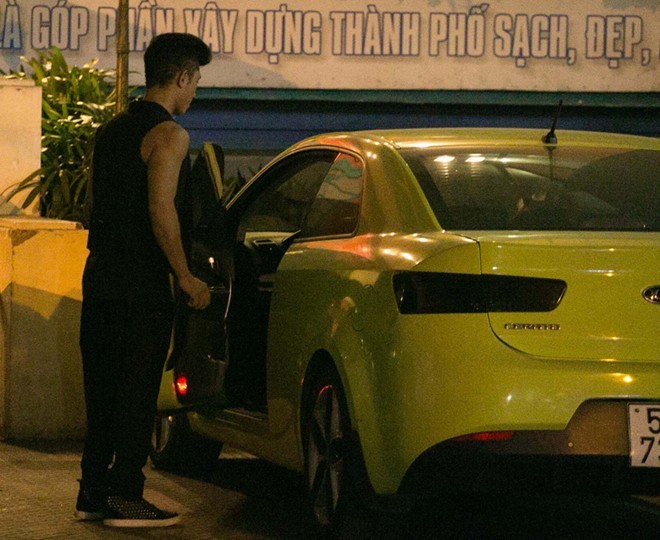 Hình ảnh cả hai bên nhau khi xuống phố dịp Giáng sinh hôm qua 24/12 càng khẳng định thêm nghi vấn tình cảm.
Bài viết: http://news.zing.vn/Truong-Nhi-dien-tat-rach-xuong-pho-cung-ban-trai-post380249.html#category_featured.noibat
Nguồn Zing News