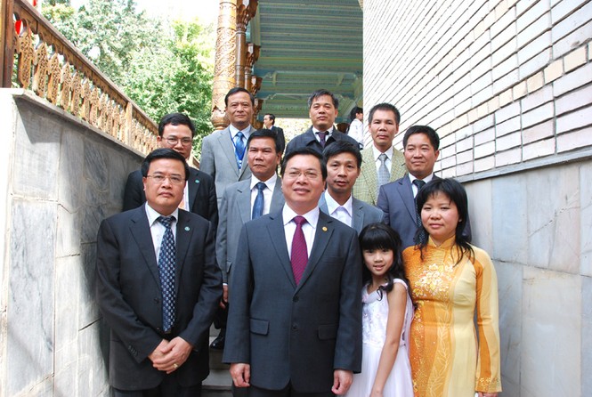 Thành viên đoàn thăm vui vẻ ghi hình với các doanh nhân Việt thành đạt