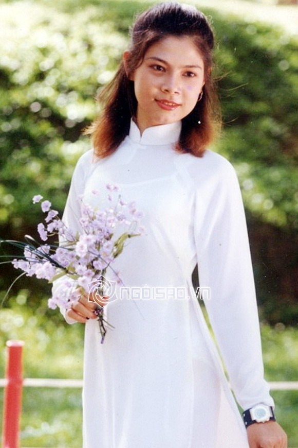 Thanh Thảo điệu đà trong tà áo dài trắng