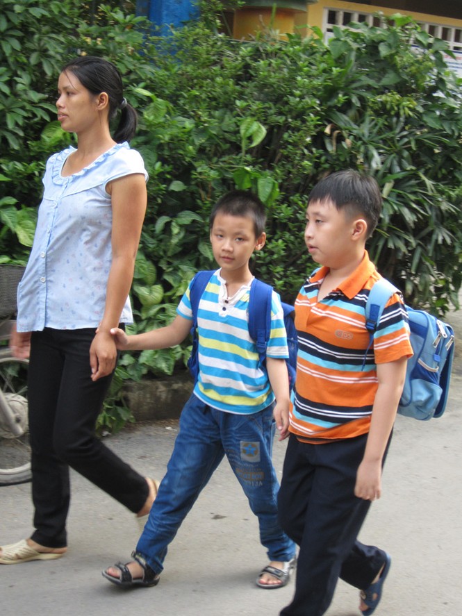 Hôm qua, chi Hằng đã lên thăm và đưa Hiếu đi học