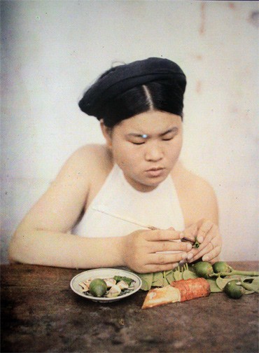 Năm 1909, Albert Kahn, một chủ nhà băng người Pháp, tiến hành kế hoạch đầy tham vọng là xây dựng kho tư liệu ảnh màu cho các dân tộc trên thế giới. Leon Busy, trung úy hậu cần quân đội Pháp, được giao chụp ảnh ở Việt Nam. Từ năm 1914 tới năm 1917, Busy đã chụp hơn 1.700 bức ảnh. Khoảng 60 bức ảnh của ông đang được trưng bày trong triển lãm Hà Nội sắc màu. Trong ảnh là một cô gái đang têm trầu.