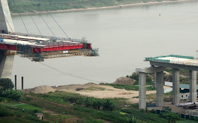 Theo như dự toán, tháng 4/2014 các trụ tháp sẽ được nối hoàn thành với cả hai đầu cầu và cầu Nhật Tân chính thức liền mạch
