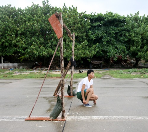 Cột gôn cơ động, dễ dàng tháo lắp, được cố định bằng... bao cát công sự