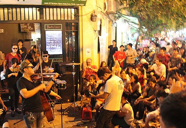 Các bạn trẻ của dàn nhạc giao hưởng trẻ nhất Việt Nam Rhapsody Philharmonic biểu diễn ngắn trên phố Tạ Hiện (Hà Nội)