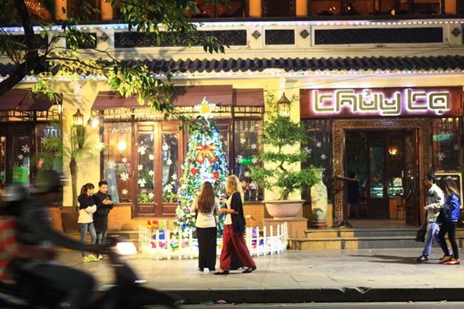 Nhà hàng bên hồ Gươm