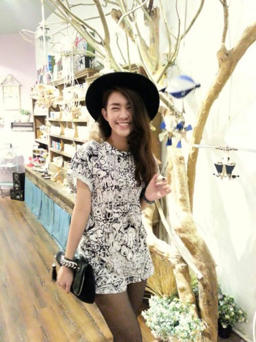 Khi tham dự các sự kiện, Ngọc Thảo luôn chuẩn bị trang phục kỹ càng. Mọi phụ kiện đều tô điểm cho phong cách trendy, xì tai của cô nàng