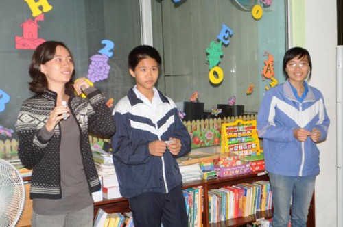 Mọi người cùng lắng nghe ban tổ chức phổ biến về kế hoạch của hành trình, những câu giao tiếp Anh - Việt thông dụng để tiện cho quá trình đi lại, mua sắm những thứ thiết yếu trên đường đi