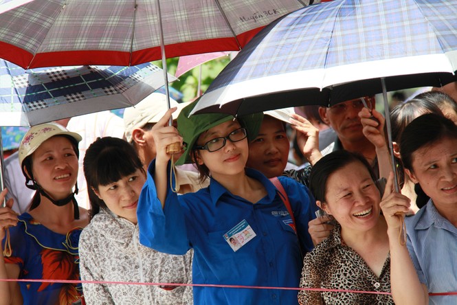 Sinh viên tình nguyện ngóng chờ sĩ tử cùng phụ huynh. Ảnh: Trường Phong