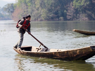 Cảnh học sinh chèo thuyền qua hồ nước sâu đến trường - ảnh 8