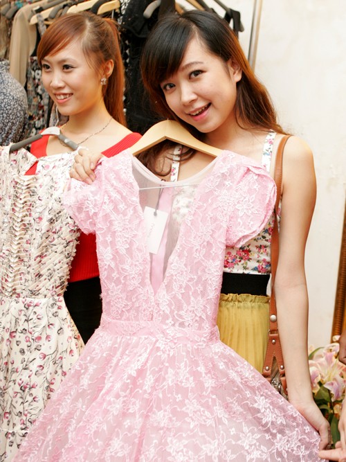 Tiếp đó là thử trang phục
