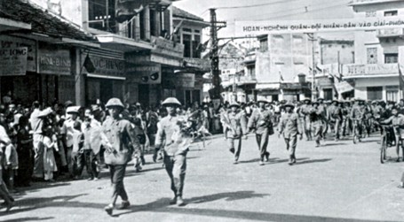 Đoàn bộ binh hành quân trên phố Hàng Gai