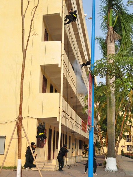 Tiếng súng liên thanh rền vang, lựu đạn chát chúa vang lên