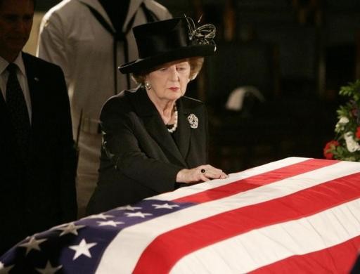 Bà bày tỏ niềm tiếc thương đối với cố tổng thống Mỹ Ronald Reagan tại Điện Capitol Hoa Kỳ, Washington, 9/6/2004