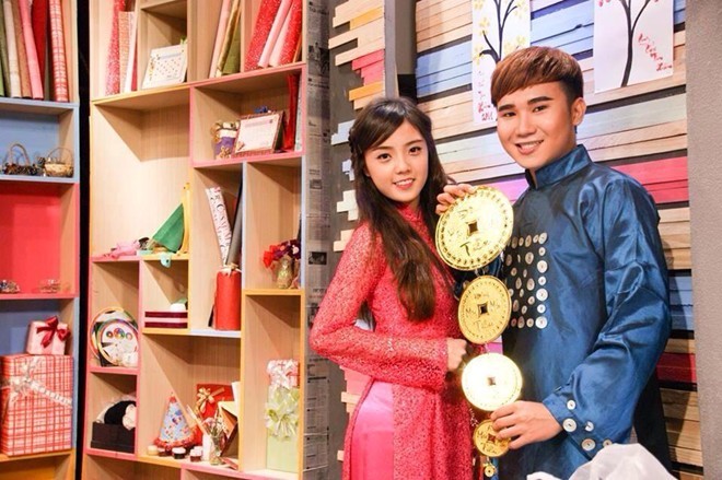 Á Hân Lâm và Nguyễn Trần Tiến Công.
Bài viết: http://news.zing.vn/Cac-hot-girl-khoe-anh-xitin-don-nam-moi-post381891.html#category_featured.noibat
Nguồn Zing News