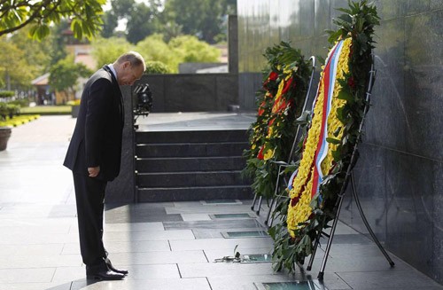 Tổng thống Putin đặt vòng hoa vào Lăng viếng Chủ tịch Hồ Chí Minh