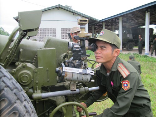 Pháo thủ hiệu chỉnh thước ngắm..