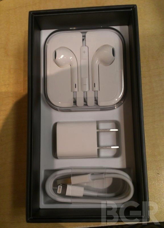 Tai nghe EarPods được sắp xếp đẹp hơn, thay vì chỉ cuộn gọn lại.