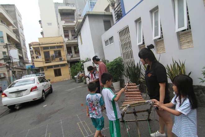 Âm thành rộn ràng của những chiếc đàn làm từ tre và gỗ, lục lạc bằng vỏ lon, trống làm bằng thùng sơn hay kèn chế tạo từ găng tay y tế... của nhóm Noridan (Hàn Quốc) đủ sức hút lôi cuốn trẻ con, người lớn. Hoạt động trên nằm trong dự án