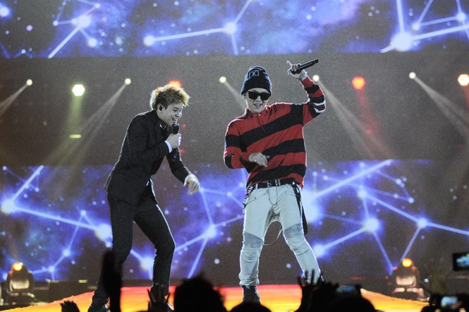 Món quà Yoseob (Beast) song ca cùng thành viên JunHyung. Các ca sĩ đến từ Hàn Quốc thể hiện khả năng làm chủ sân khấu tuyệt vời