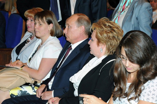 Ảnh chụp tổng thống Vladimir Putin cùng phu nhân Lyudmila ngồi xem biểu diễn múa ba lê vào tối 6/6 (giờ địa phương). Hai người đã tuyên bố đường ai nấy đi ngay sau đó