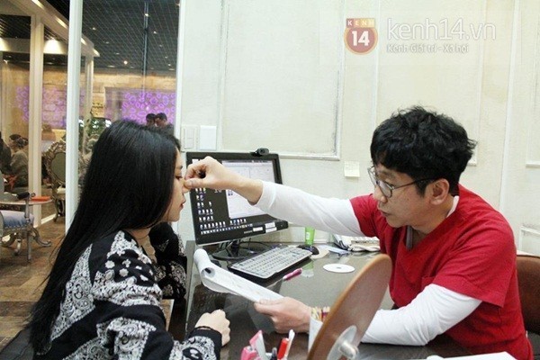 Bác sĩ đã chỉ ra là khuôn mặt Hạt Mít khá “béo” so với cơ thể. Nếu tiêm thuốc sau khi tiêm khuôn mặt sẽ nhỏ lại dần, cằm lộ ra rõ hơn, khuôn mặt vì thế cũng thanh thoát hơn. Cô gái Hà Nội rất vui vẻ và đồng ý với lời tư vấn này
Bài viết: http://news.zing.vn/Theo-chan-hot-girl-Ha-Noi-di-tiem-nho-mat-tai-Han-Quoc-post378016.html
Nguồn Zing News